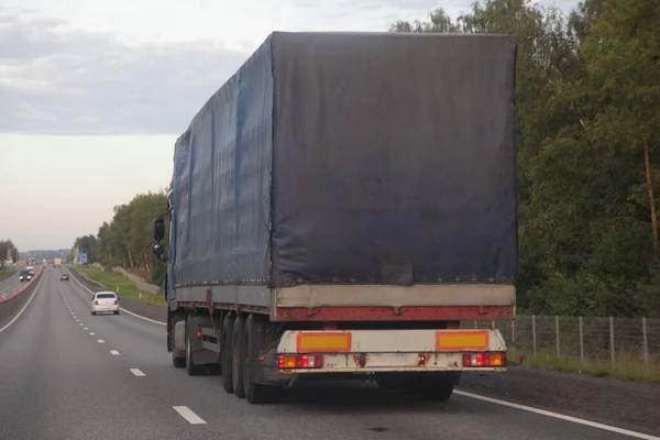 Caminhão Longa Distância Europeu Com Sujo Azul Tenda Semi Reboque — Fotografia de Stock