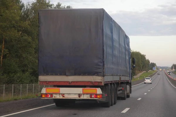 Európai Nehéz Teherautó Kék Napellenző Félpótkocsi Hajtás Bal Oldalon Két — Stock Fotó