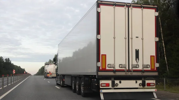 Ευρωπαϊκά Οδικά Ημι Φορτηγά Λευκό Ρυμουλκούμενο Van Και Βαρέλι Κίνηση — Φωτογραφία Αρχείου