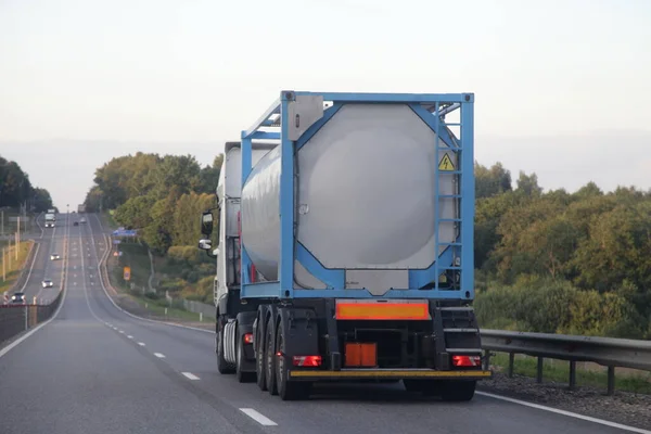 Semirremolque Con Tanque Barril Ácido Líquido Movimiento Carretera Asfaltada Suburbana — Foto de Stock