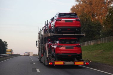 İki katlı araba nakliye kamyonu taşıma kırmızı Çin yeni arabaları banliyö otoyolu, arka görüş, teslimat otomobili lojistik, ihracat otomobil taşıma şirketi