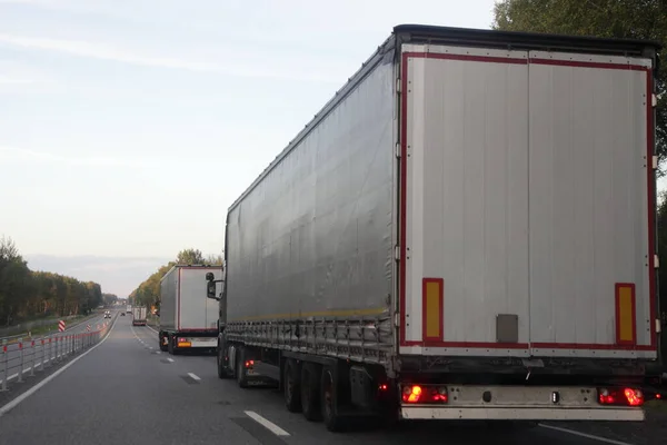 Camioneta Blanca Semi Camiones Convoy Unidad Carril Derecho Vacío Carretera — Foto de Stock