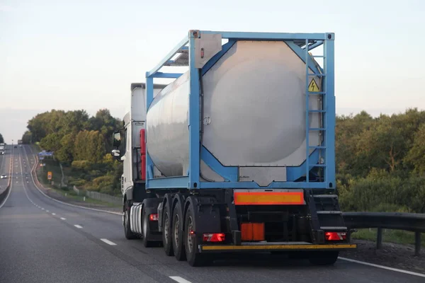 Camión Semirremolque Gris Tres Ejes Con Marco Contenedor Tanque Barril — Foto de Stock