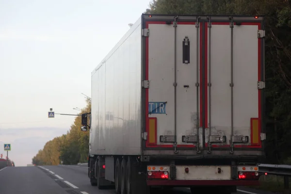 Camión Semirremolque Europeo Con Furgoneta Blanca Con Señal Tir Carretera —  Fotos de Stock