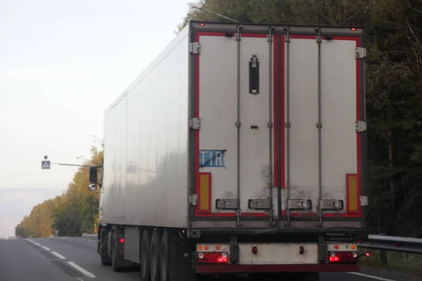 Schwerer Diesel Lkw Mit Weißem Sattelauflieger Mit Tir Schild Fährt — Stockfoto