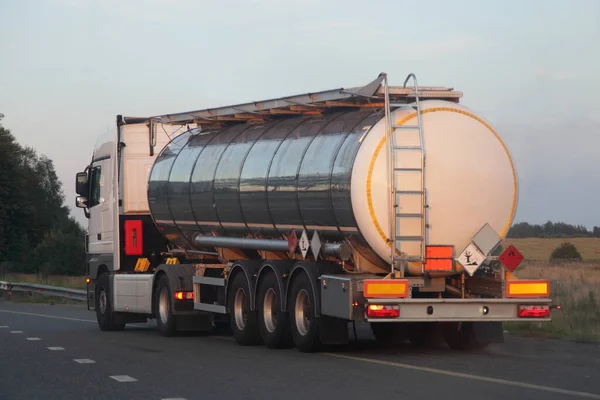 Camión Semirremolque Tres Ejes Con Tanque Barril Cromo Brillante Con — Foto de Stock