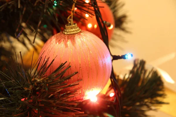 Πράσινο Κλαδί Τεχνητού Χριστουγεννιάτικου Δέντρου Χριστουγεννιάτικη Διακόσμηση Ροζ Μπάλες Και — Φωτογραφία Αρχείου