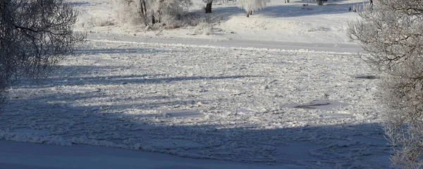Biały Śnieg Pokryty Mroźną Powierzchnią Rzeki Opadach Śniegu Drzewami Brzegu — Zdjęcie stockowe