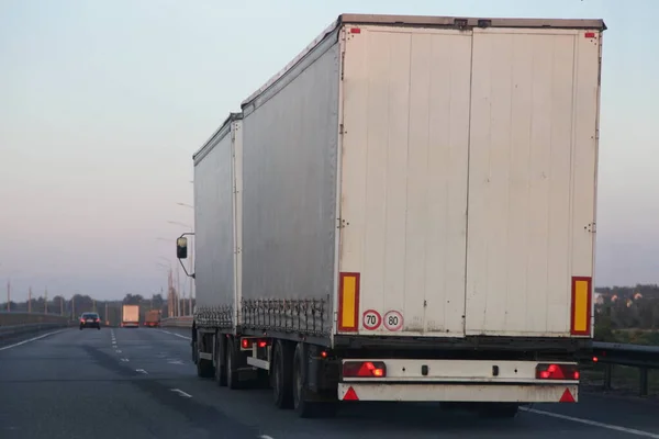 Camion Fourgon Blanc Européen Avec Semi Remorque Conduire Sur Vide — Photo