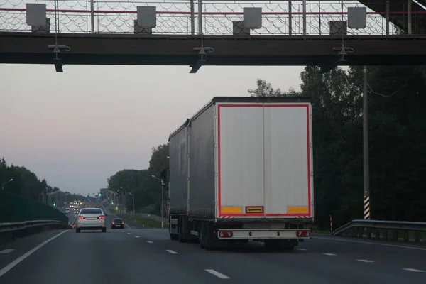 Caminhão Branco Europeu Com Semi Reboque Unidade Duas Vias Estrada — Fotografia de Stock