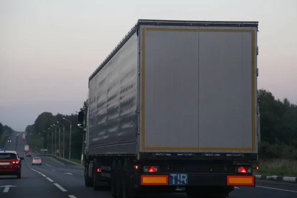 Ευρωπαϊκό Γκρι Φορτηγό Ημιρυμουλκούμενο Πινακίδα Tir Δύο Λωρίδες Προαστιακή Ασφαλτοστρωμένη — Φωτογραφία Αρχείου