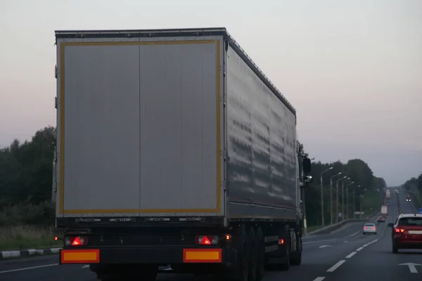 Camión Furgoneta Europea Con Semirremolque Gris Carretera Asfaltada Suburbana Dos —  Fotos de Stock