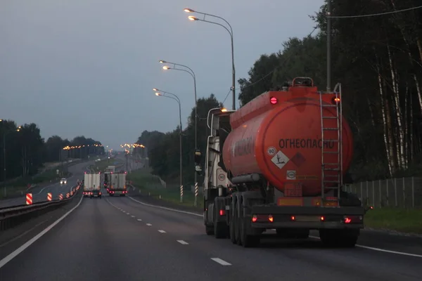 Cisterna Moderna Naranja Semi Camión Combustible Con 1202 Señal Clase — Foto de Stock