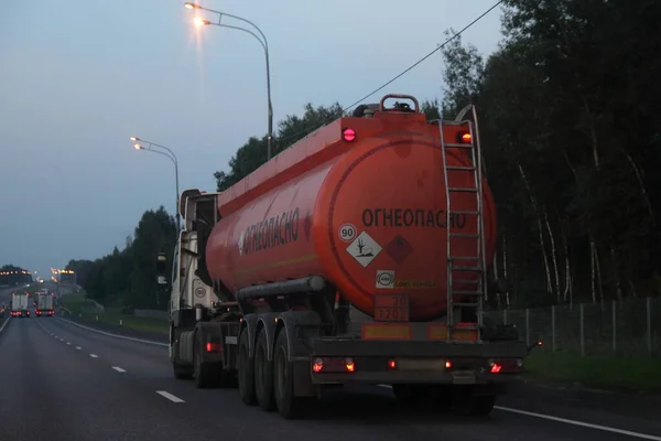 现代橙色半卡车油罐车 有301202个危险等级标志和俄语题词 Flammable — 图库照片