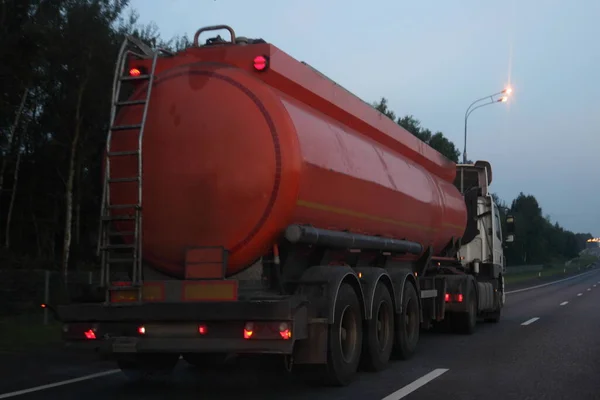 Semirremolque Naranja Moderna Unidad Cisterna Combustible Carretera Suburbana Noche Verano — Foto de Stock