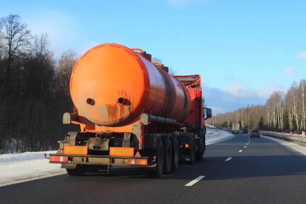 Cisterna Combustible Semi Camión Naranja Moderna Con Movimiento Carretera Día — Foto de Stock