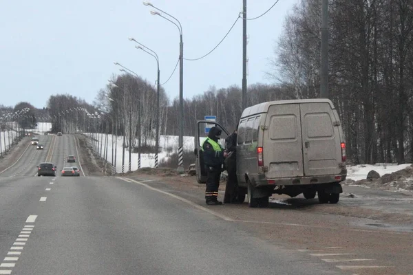 Ruský Policejní Inspektor Kontroluje Doklady Řidiče Dodávky Příměstské Dálnici Zimním — Stock fotografie