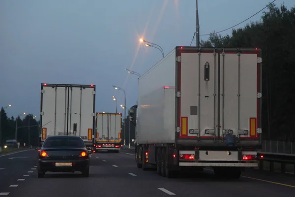 Camions Semi Remorques Van Déplacent Sur Route Asphaltée Sèche Soir — Photo