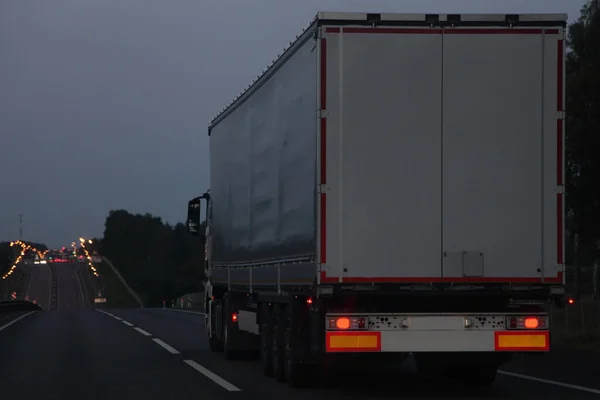 Semirremolque Camiones Van Moverse Seco Asfaltado Carretera Noche Atardecer Vista —  Fotos de Stock