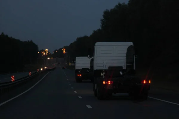 Nuevos Camiones Semirremolques Mueven Camino Nocturno Asfaltado Seco Oscuridad Vista — Foto de Stock