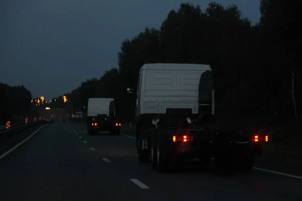 Nuevos Dos Camiones Semirremolques Mueven Camino Nocturno Asfaltado Seco Oscuridad — Foto de Stock