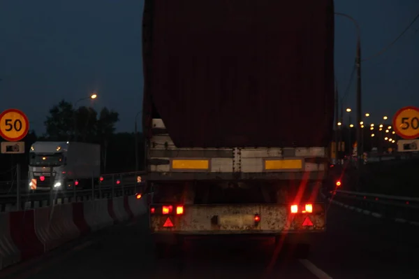 Camion Semi Remorque Déplacent Sur Route Asphaltée Sèche Nuit Réparation — Photo