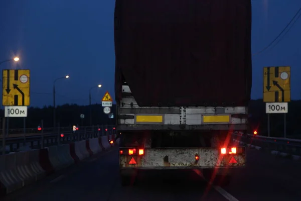 Sattelschlepper Bewegt Sich Auf Trockener Asphaltierter Nachtstraßenreparatur Dunkeln Rückansicht Nachtfahrsicherheit — Stockfoto