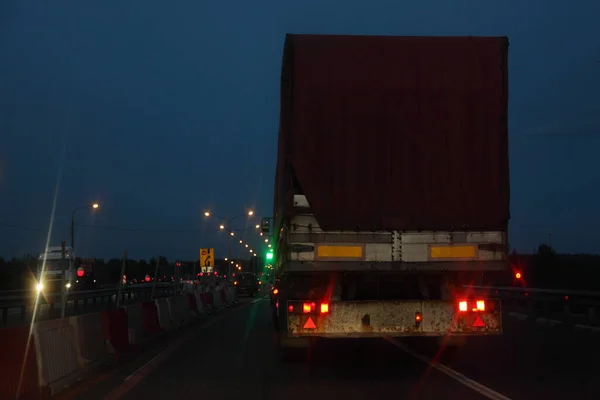 Semi Trailer Truck Move Dry Asphelevated Night Road Dark Back — стоковое фото