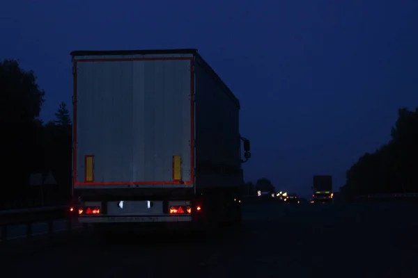 Caminhão Semi Reboque Mover Estrada Noturna Asfaltada Seca Escuro Visão — Fotografia de Stock