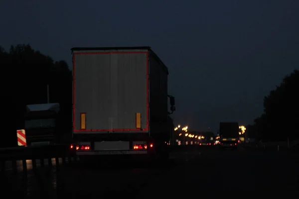 Yarı Karavan Kamyonu Karanlıkta Asfaltlanmış Gece Yoluna Çıkıyor Arkaya Bakıyor — Stok fotoğraf