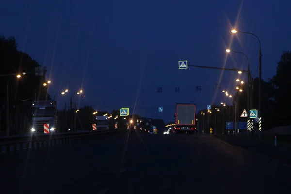 Voorstedelijke Droge Geasfalteerde Nacht Weg Het Donker Met Vrachtwagens Nacht — Stockfoto