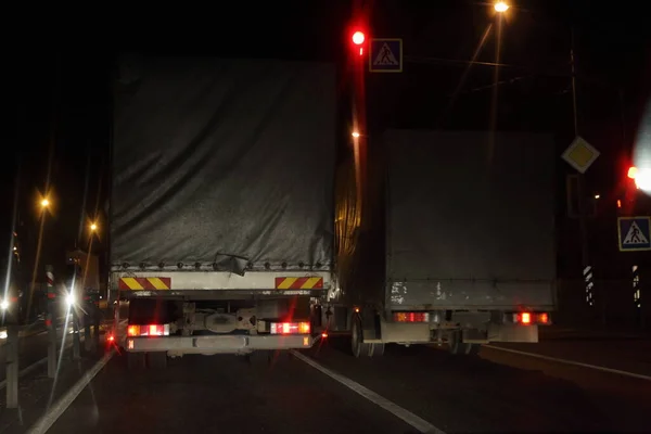 Påhängsvagn Lastbilar Röd Trafikljus Bakgrund Torr Asfalterad Nattväg Mörker Bakåtsikt — Stockfoto