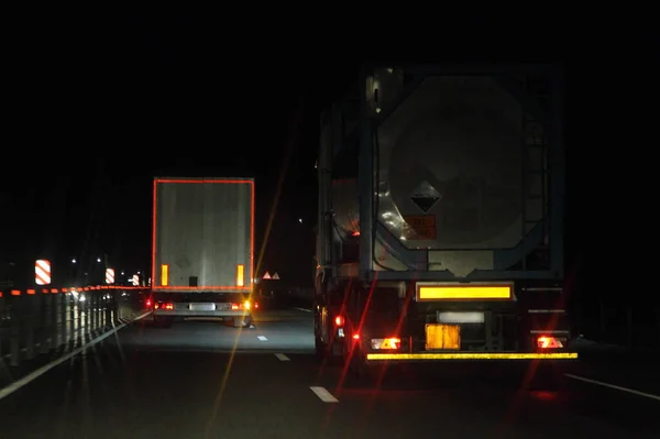 Camion Semi Remorque Avec Bande Réfléchissante Éclairage Sur Carte Arrière — Photo