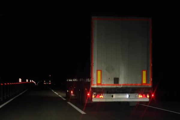 Camión Semirremolque Con Rayas Reflectantes Iluminación Tablero Trasero Mueven Camino — Foto de Stock