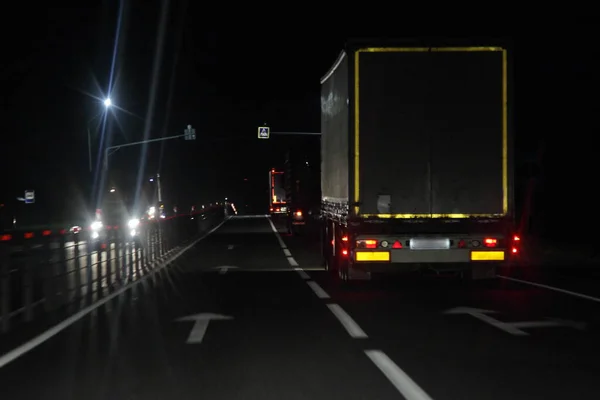 Camión Semirremolque Con Rayas Reflectantes Iluminación Tablero Trasero Mueven Camino — Foto de Stock