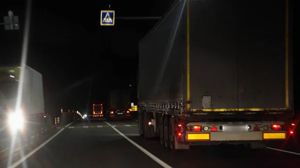 Camión Semirremolque Con Rayas Reflectantes Iluminación Tablero Trasero Mueven Camino —  Fotos de Stock