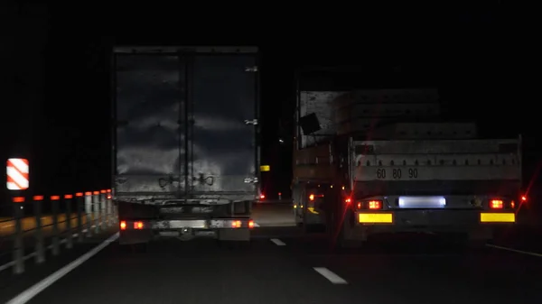 Semirremolque Camiones Overtsking Seco Asfaltado Carretera Nocturna Oscuridad Vista Trasera — Foto de Stock