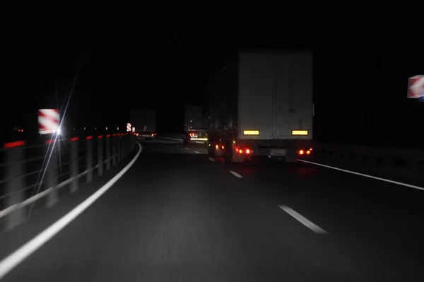 Torr Asfalterad Nattväg Mörker Med Trafik Påhängsvagn Lastbilar Med Belysning — Stockfoto