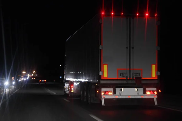 Sattelschlepper Mit Lichtreflexionsstreifen Heck Bewegen Sich Bei Dunkelheit Auf Trockener — Stockfoto