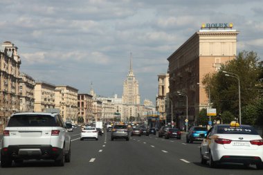 Moskova / Rusya 08: 23 2020: Kutuzovsky Ukrayna 'da yaz günü bulutlu arka planda yol ve merkez trafik manzarası