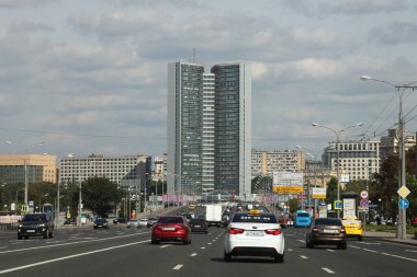 Moskova / Rusya 08 23 2020: Kutuzovsky Yaz günü bulutlu gökyüzü arka planında SEV binasında karayolundan merkeze trafik görüntüsü
