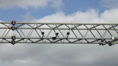 Arka planda hız kameraları, büyük direkte CCTV kameraları, şehir güvenlik kontrolü, hız kontrol radarı