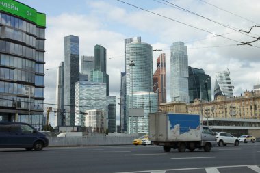 Moskova / Rusya 09 01 2020: Şehir mimarisi, Moskova şehir iş merkezi manzarası ve Kutuzovskaya metro istasyonu Kutuzovsky Bulvarı ve 3. Nakliye halkası yaz günü dönüyor