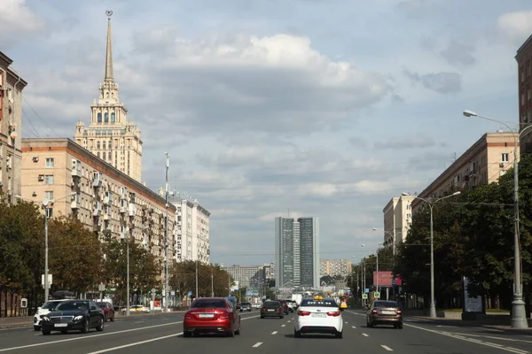 モスクワ ロシア08 2020年 空が曇っている夏の日にウクライナのホテルやSevビルを中心に道路からのトラフィックビューを予測する — ストック写真