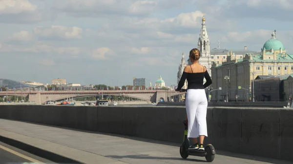 Caucasico Giovane Donna Affari Cavalca Compatto Pieghevole Scossa Elettrica Scooter — Foto Stock