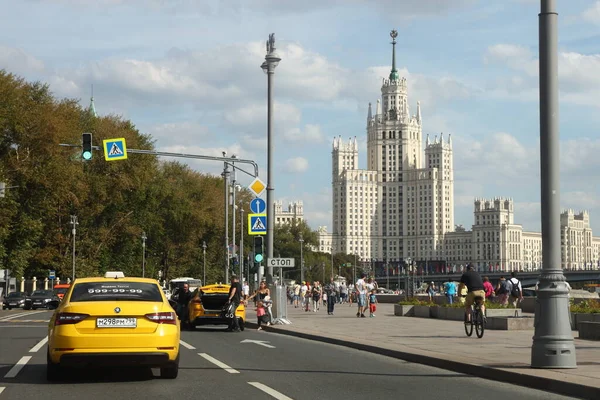 Moscow Russia 2020 Yellow Taxi Cars Kremlin Embankment Road Skyscraper — Stock Photo, Image