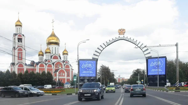 Región Moscú Rusia 2020 Iglesia Arco Vial Tráfico Automóviles Autopista — Foto de Stock