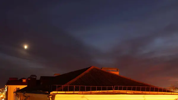 Güzel Eski Avrupalı Kırmızı Fayanslı Aydınlık Çatı Manzarası Karanlık Bulutlu — Stok fotoğraf