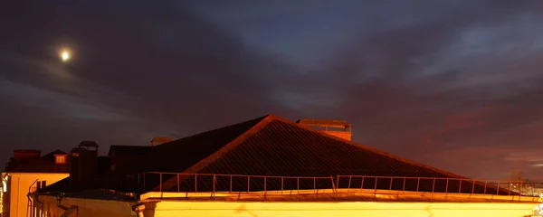 Eski Avrupa Turuncu Işıklı Manzarası Kartonpiyer Çatısı Üzerinde Bulanık Ile — Stok fotoğraf