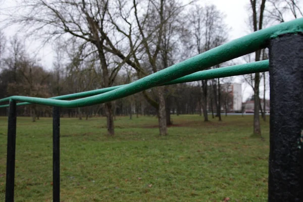 Barras Gimnasia Metálicas Dobladas Viejas Vacías Cierran Campo Deportes Abandonado —  Fotos de Stock